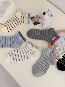 Lente zomer kleurrijk gestreepte koreaanse stijl minimalistische gekamd katoen sokken