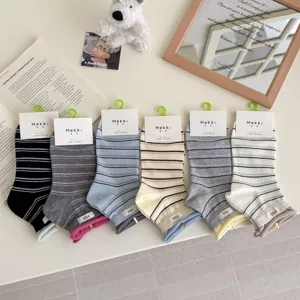 Gedetailleerd overzicht van Koreaanse minimalistische kleurrijke gestreepte katoenen sokken.