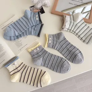 Korte katoenen sokken met contrasterende strepen in minimalistische Koreaanse stijl.