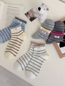 Koreaanse stijl kleurrijke gestreepte gekamde katoenen middensokken, minimalistische sokken.