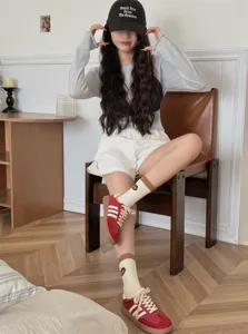 Cute cartoon cat embroidery women mid-tube socks, Korean style casual cute daily wear.
