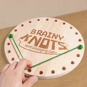Juguete educativo de juego de desenredar cuerda de madera para niños tablero interactivo.