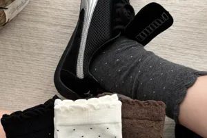 Damen süße Punkte Socken mit Spitzenbesatz, bequeme Baumwolle Freizeit Alltags Socken.