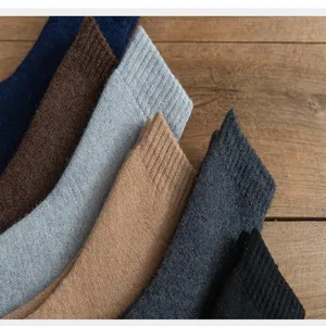 Herren Winter dicke Wollsocken Detailansicht, warme thermische Frottee Strickwaren in Farben.