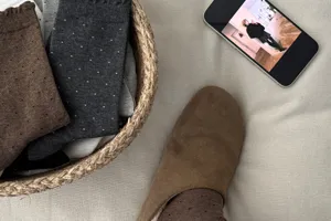 Braune Pünktchen Baumwollsocken für Damen, süßes Spitzen-Design, ideal für bequeme Freizeitschuhe.
