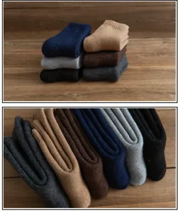 Detailansicht dicker Thermowollsocken in verschiedenen Farben ordentlich gefaltet für Winter.