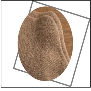 Detaillierte Nahaufnahme von braunen dicken Wollsocken Stoffdetail, weiche Strickstruktur