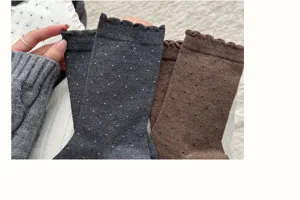 Bequeme Damen Pünktchen Baumwollsocken im Mid-Tube-Stil mit süßem Rüschenspitzenrand für den Alltag.