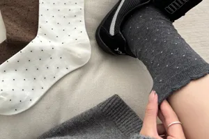 Damen Pünktchen Baumwolle Wadenstrümpfe mit süßem Rüschenrand, Frühlings- und Herbstsocken.