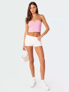 Roze strapless crop top met witte shorts voor dames zomer sexy outfit hoofdaanzicht.