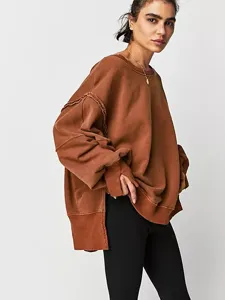Felpa oversize girocollo marrone con maniche lunghe e chic spacchetti laterali alla moda.