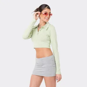 Completo donna casual con crop top a manica lunga e minigonna, outfit estivo tinta unita.