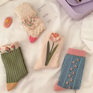 Cute vintage floral tulip cotton mid-tube socks set, sweet retro style cute socks for women.