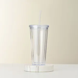 Klares doppelwandiges Plastik-Trinkbecher Detail, mit Strohhalm und flachem Deckel.