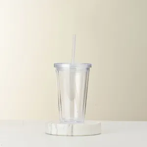 Transparenter doppelwandiger Plastikbecher Detailansicht mit Strohhalm und klarem Deckel.