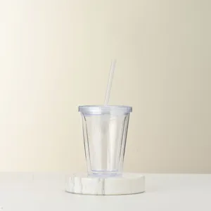 Klarer 16oz doppelwandiger Kunststoffbecher mit Strohhalm und flachem Deckel Detail.