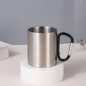 Tasse de camping en acier inoxydable avec poignée mousqueton noire vue détaillée
