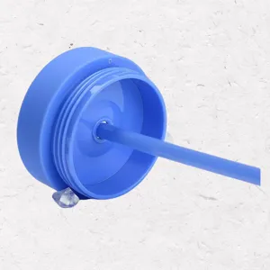 Vue détaillée d'un couvercle de bouteille d'eau en plastique bleu avec paille assortie.
