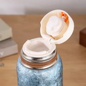 Vue détaillée du couvercle de la tasse thermos en titane pur et corps bleu scintillant
