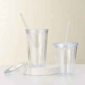 Klares doppelwandiges Plastikbecher-Detail, mit transparentem Becherkörper, Deckel und Strohhalm.