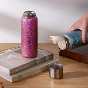 Bouteille isotherme en titane avec infuseur à thé, grande capacité, détail de tasse de bureau.