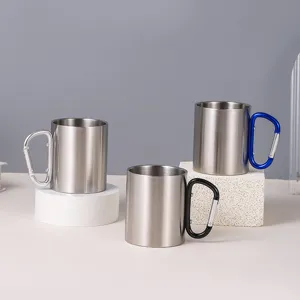 Détail de tasse de camping en acier, anse mousqueton, gobelet double paroi portable.