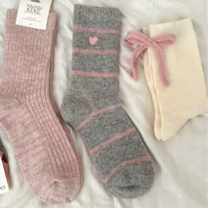 Bonitos calcetines de lana tejida con lazo y corazón bordado para otoño e invierno acogedor.