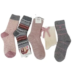 Conjunto de calcetines de lana de invierno en tonos grises y rosas, calcetines de tubo cálidos.