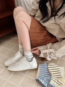Koreaanse gestreepte gekamde katoenen sokken in mid-calf stijl, zacht en comfortabel voor dagelijks.