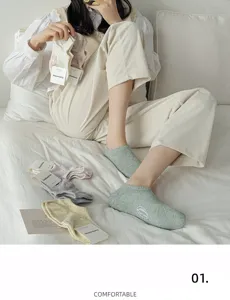 Women's summer low-cut invisible socks with dot yarn and silicone anti-slip grip.
