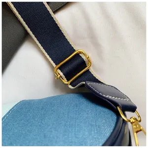 Detailansicht des Damen Jeans Umhängetasche Riemens mit stylischen Nähten und Beschlägen.