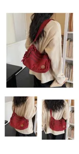 Rote Canvas Dumpling Umhängetasche Detailansicht zeigt Modell mit großer Kapazität Crossbody.