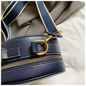 Damen dunkelblaue Schultertasche Detailansicht mit goldener Hardware und Reißverschluss