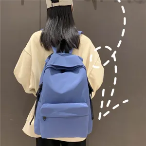 Detailansicht des leichten, lässigen Nylon-Rucksacks mit strapazierfähigem Stoff.