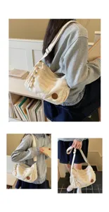 Detailaufnahme der lässigen Canvas Umhängetasche mit praktischen Taschen und Alltagsstil.
