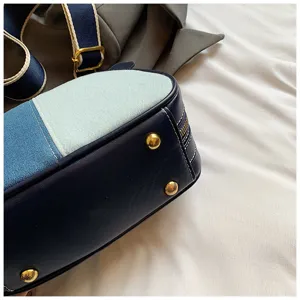 Detailansicht der Damen Jeans Patchwork Umhängetasche zeigt Textur und Metallbeschläge.