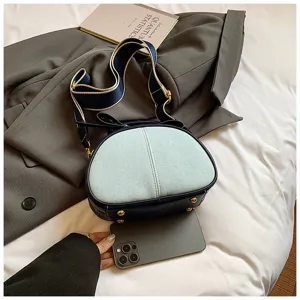 Detailansicht der Damen Jeans Patchwork Umhängetasche mit breitem Gurt für den Alltag.