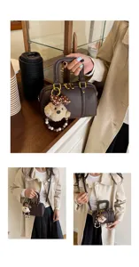 Retro Kissen Tasche mit Bären Anhänger, elegante Damen Umhängetasche aus Kunstleder neu.