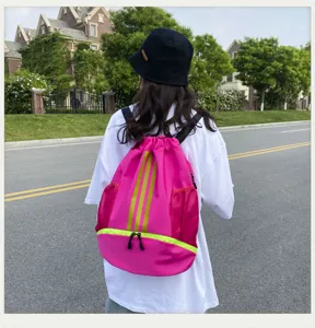 Rosa Kordelzug Sportrucksack mit Neongrünen Streifen für Fitness, Gym und Outdoor Reisen ideal.
