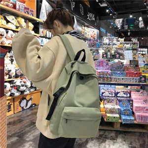 Detailaufnahme eines leichten Nylon-Einfarben-Freizeitschulrucksacks in Alltagsumgebung.