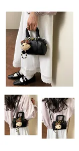 Damen vintage litschimuster textur mini henkeltasche mit schickem plueschbaeren anhaenger.