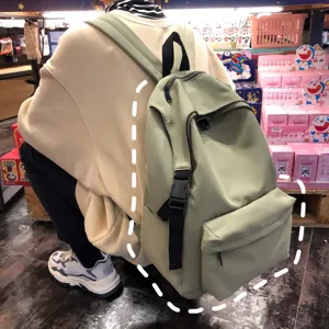 Detailansicht des hellgrünen Nylon-Freizeitrucksacks mit praktischen Schnallen und Taschen.