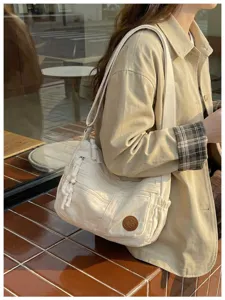 Detailansicht der koreanischen Canvas Umhängetasche, cremeweiß, mit vielen Taschen.
