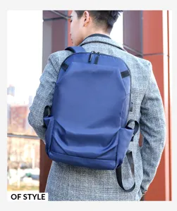 Vue détaillée du sac à dos pour ordinateur portable bleu style affaires au design élégant.