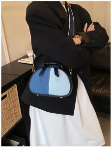 Nahaufnahme der blauen Jeans-Patchwork-Umhängetasche mit stilvollem Schleifendetail.