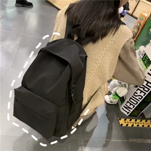 Detailansicht eines schlichten schwarzen Nylon-Rucksacks, leicht und lässig für Studenten.