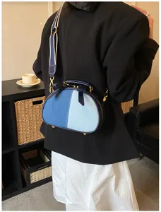 Nahaufnahme der blauen Jeans Patchwork Umhängetasche mit schicker Schleife und Hardware.