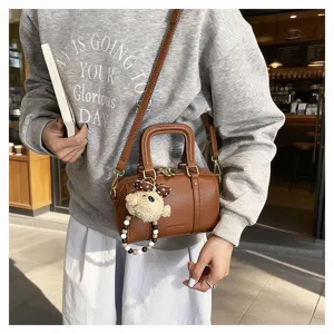 Retro Kissen Tasche aus Leder mit Bärenanhänger und Schulterriemen für Damen Mode