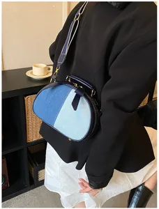 Denim Umhängetasche Detail zeigt farbblockiertes Design und bequemen Schultergurt.