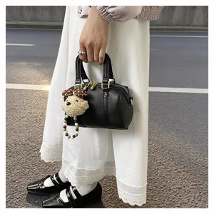 Schwarze Litchi Textur Vintage Boston Handtasche mit Bärenanhänger für Damen Mode.